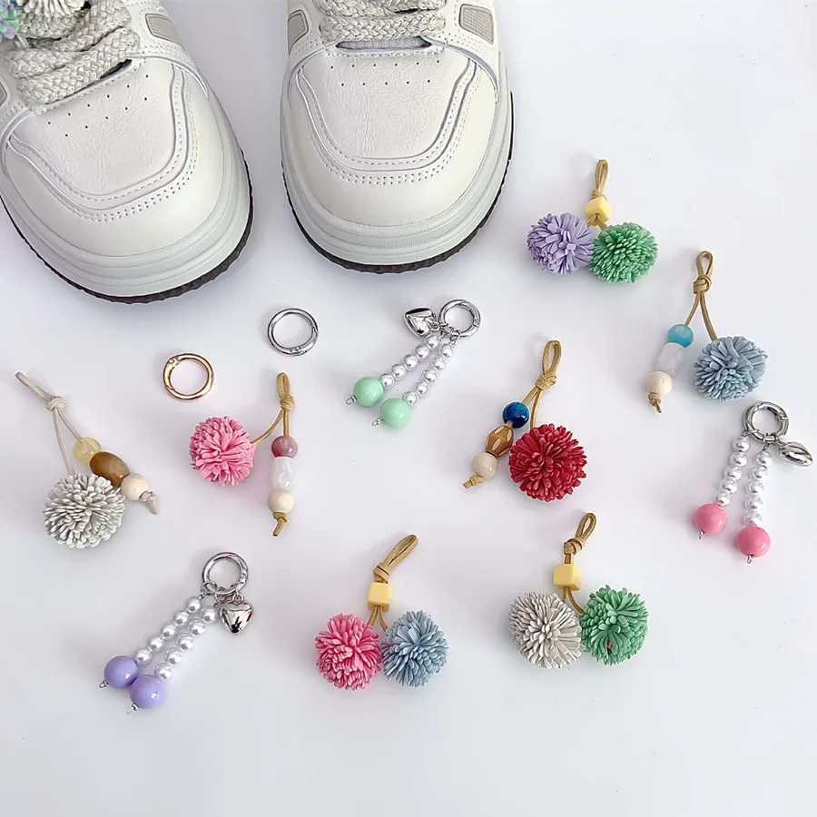 Niedliche Makronen-farbige Schuhblumen-Charms, Tannenzapfen-Pompom-Quasten-Anhänger, vielseitige DIY-Accessoires für Schuhe und Handtaschen-Dekoration – Detail 5