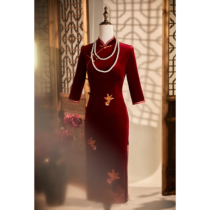 

Новое осенне-зимнее длинное бархатное платье для мамы с вышивкой золотым шелком, модель 2026 года, в китайском стиле