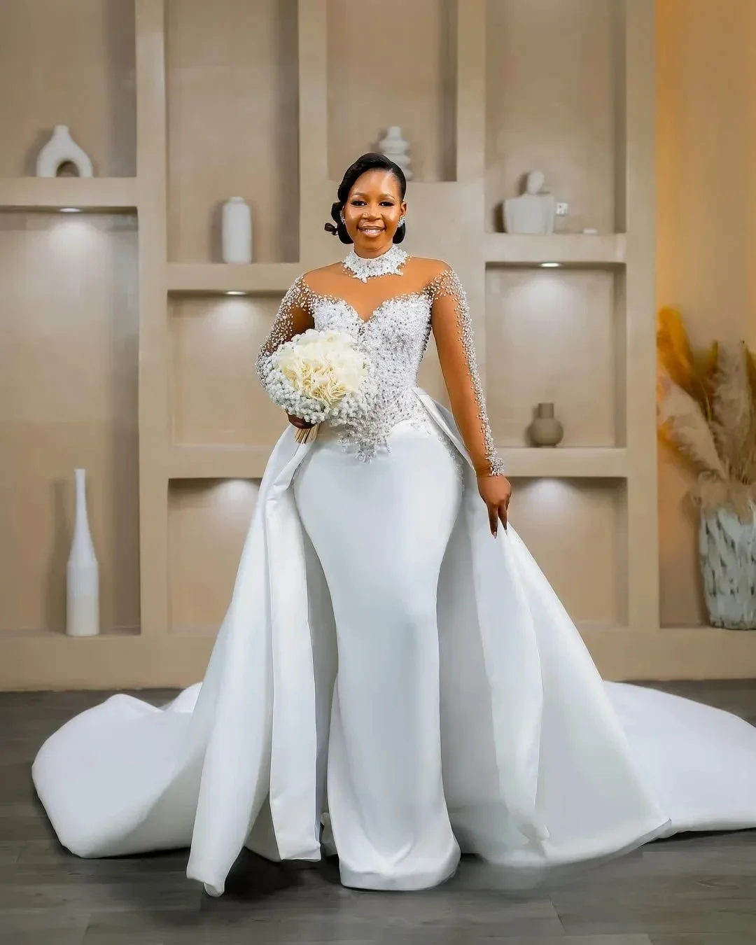 ชุดแต่งงานทรงเมอร์เมดแบบแอฟริกัน ไซส์พลัส แบบสั่งตัดพิเศษ สำหรับเจ้าสาว พร้อมผ้าคลุมแบบถอดได้ คอสูง ประดับลูกปัดและผ้าลูกไม้