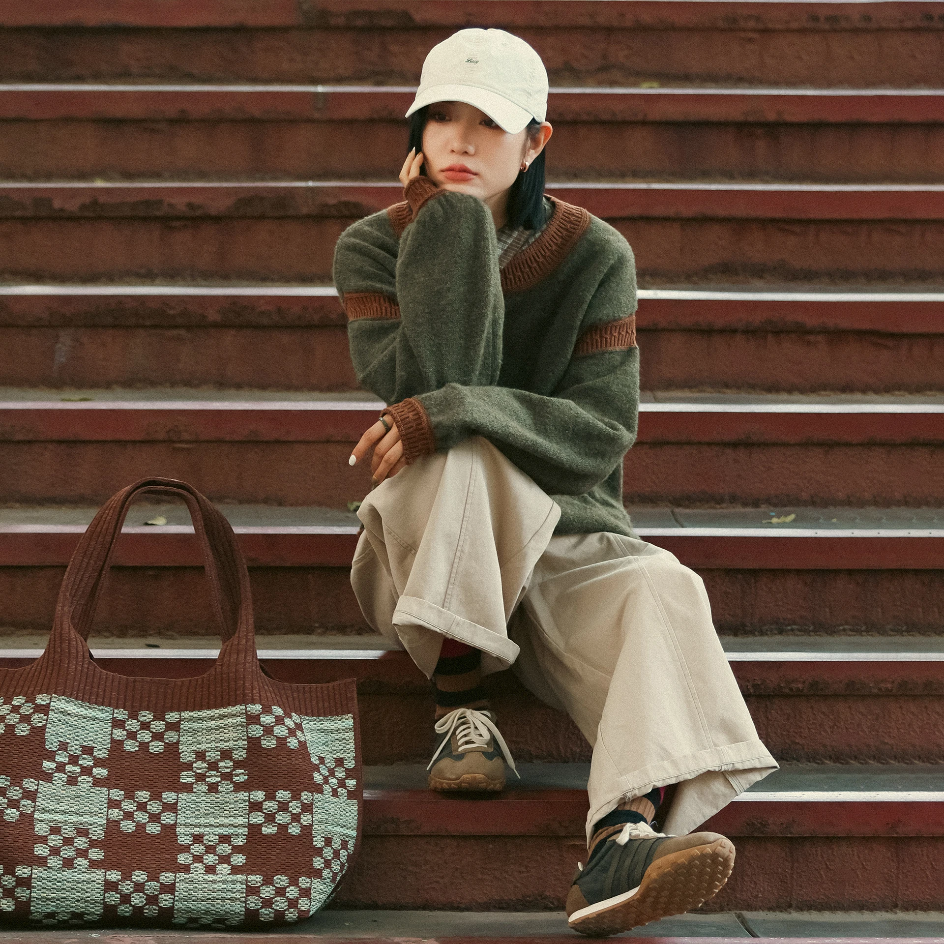 

Уютный свободный женский свитер из камвольной пряжи для осени и зимы, повседневная теплая одежда из серии Forest, с эффектом окрашивания и цветовыми блоками