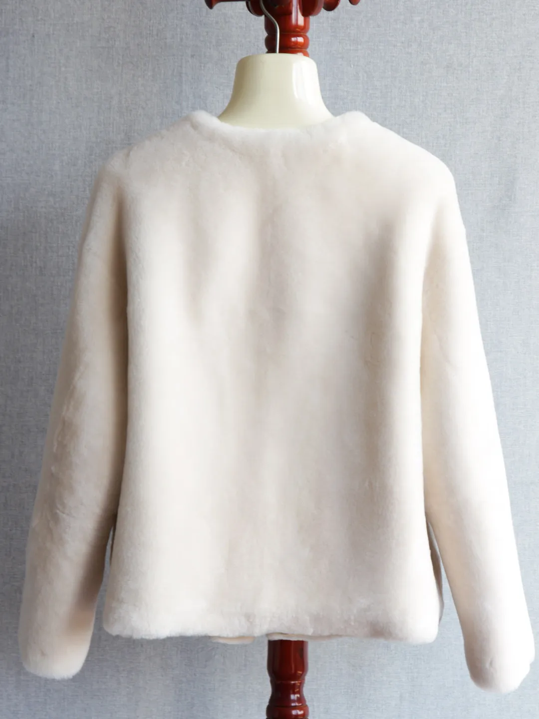 Płaszcz z futra z australijskiej wełny merino importowanej w 2025 roku, krótki płaszcz z futra z okrągłym dekoltem, styl średniowieczny.