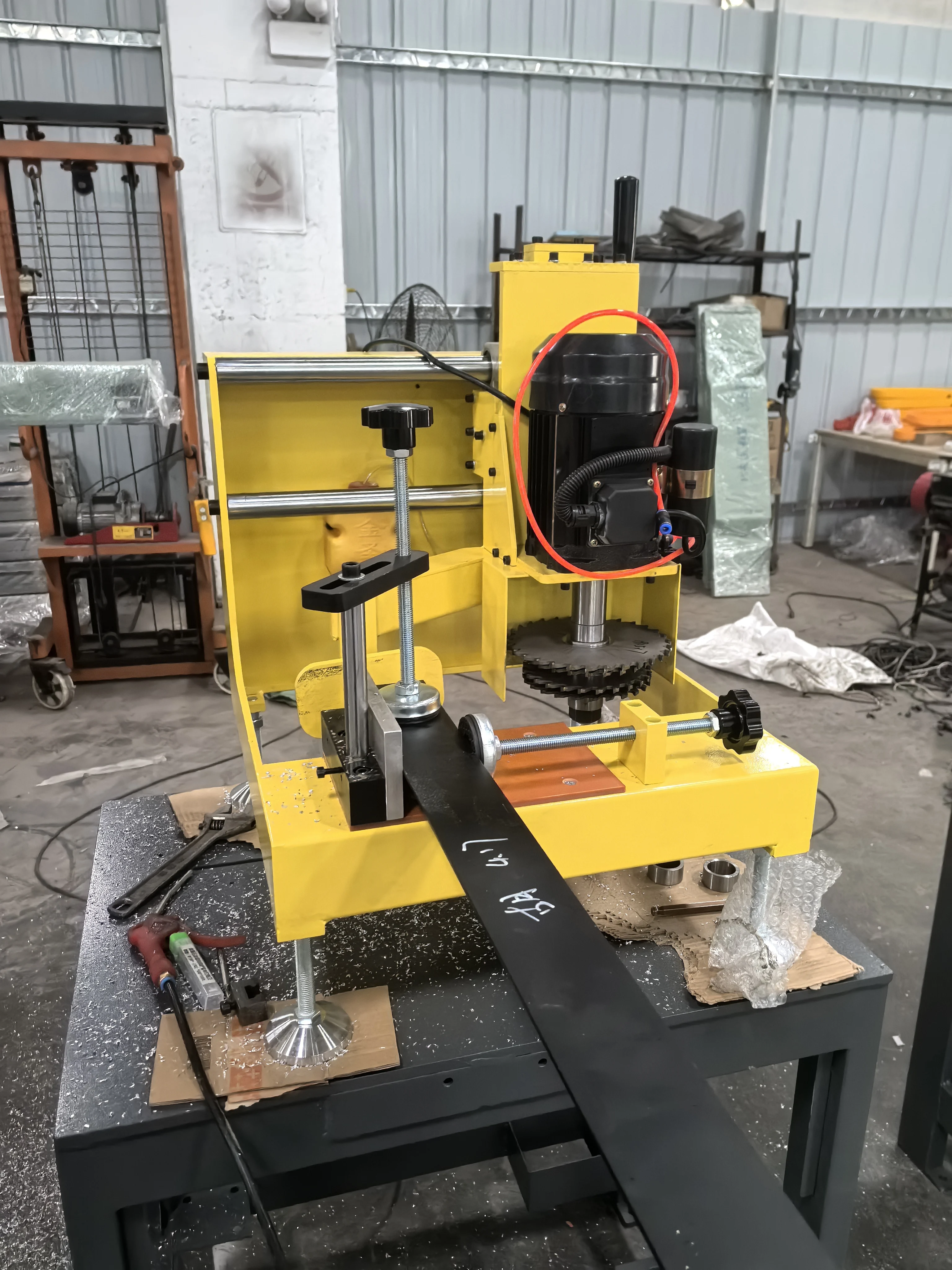 

Manual End-milling Machine for Aluminium Profile Doors & Windows 1.1 kW Motor 3600r/min 50mm Processing Depth