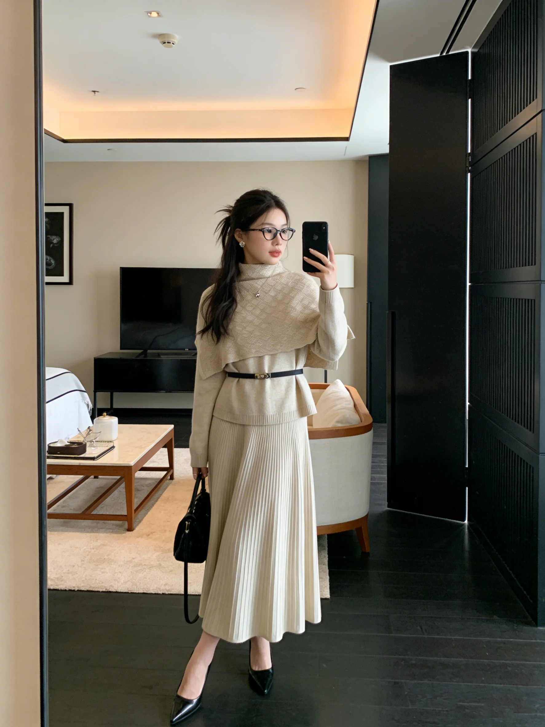 

Комплект: Модный вязаный топ с высоким воротником и юбка с высокой талией, приятный к телу, для ранней весны 2026 года