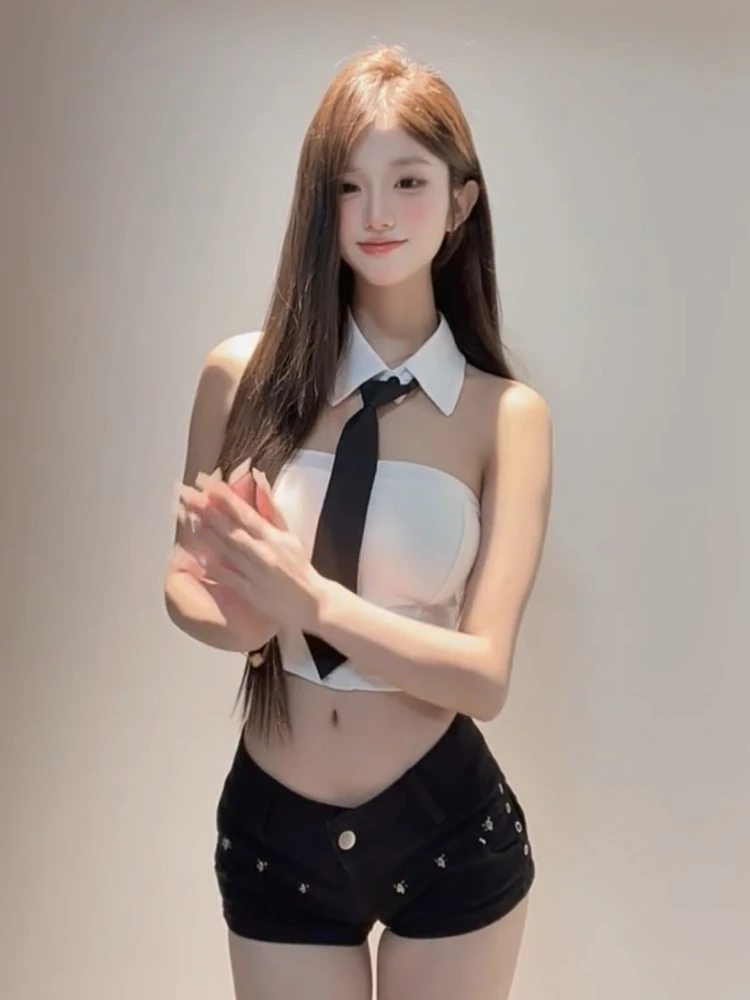 ネクタイで遊ぶコルセット風チューブトップ+ショートパンツ