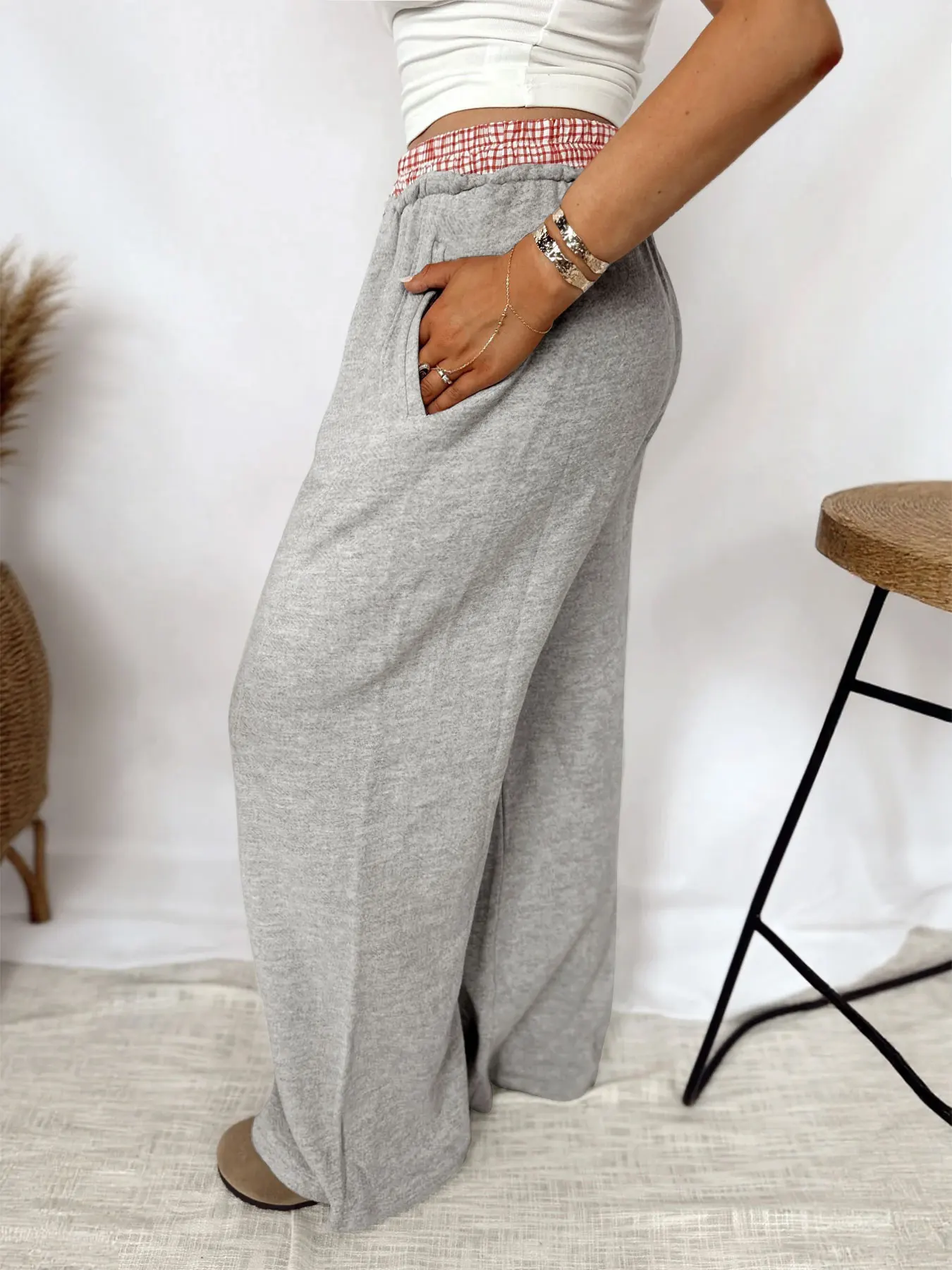 กางเกงขายาวสีเทาระดับไฮเอนด์ของผู้หญิงพร้อมการเย็บปะติดปะต่อลายตารางหมากรุกและเอวยางยืดสําหรับฤดูใบไม้ร่วงปี 2025