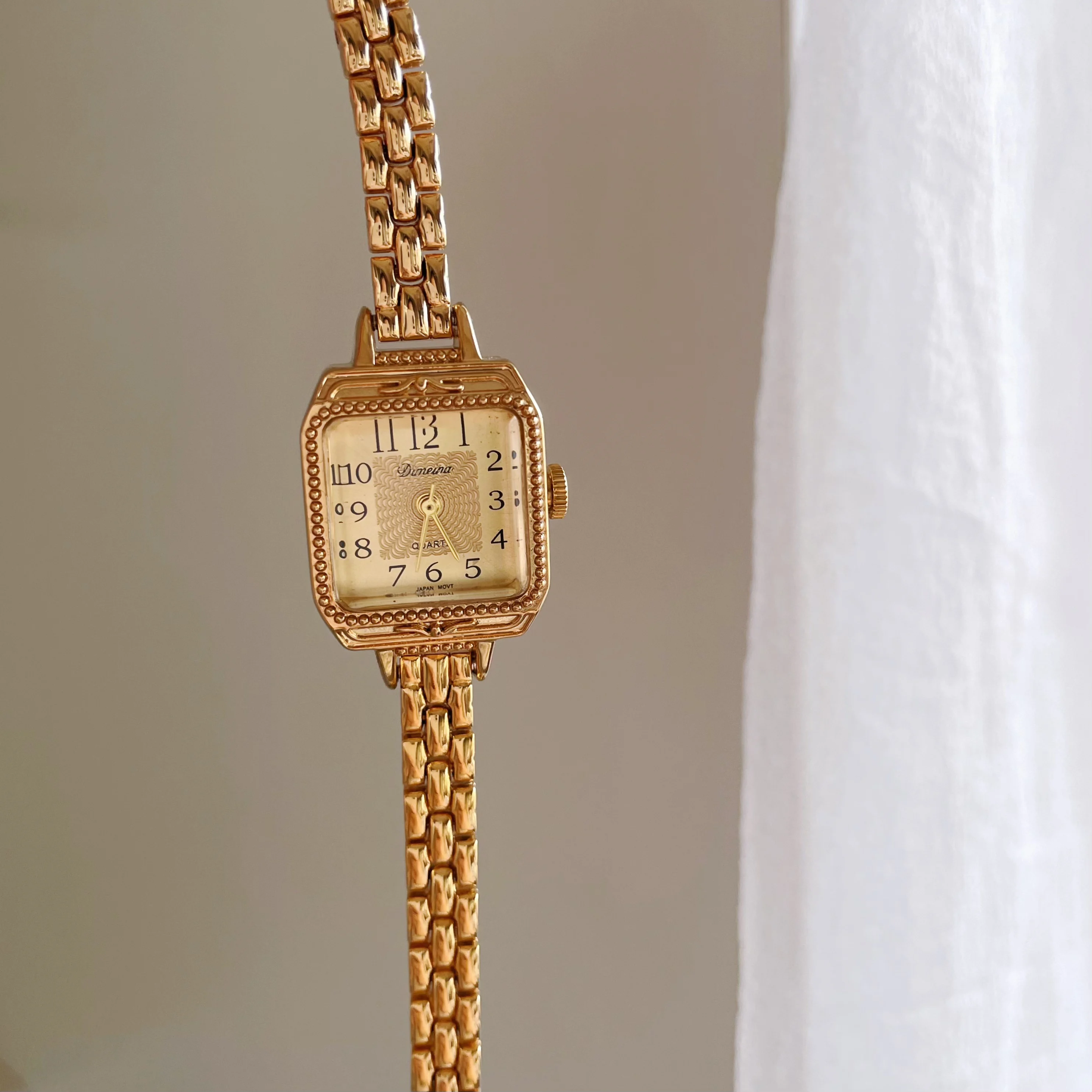 

SmallGold Watch With A Small Sugar Cube DialBracelet StyleElegant And Luxurious Women'SWatchA UniqueAndThoughtfulGiftFor Ladies.