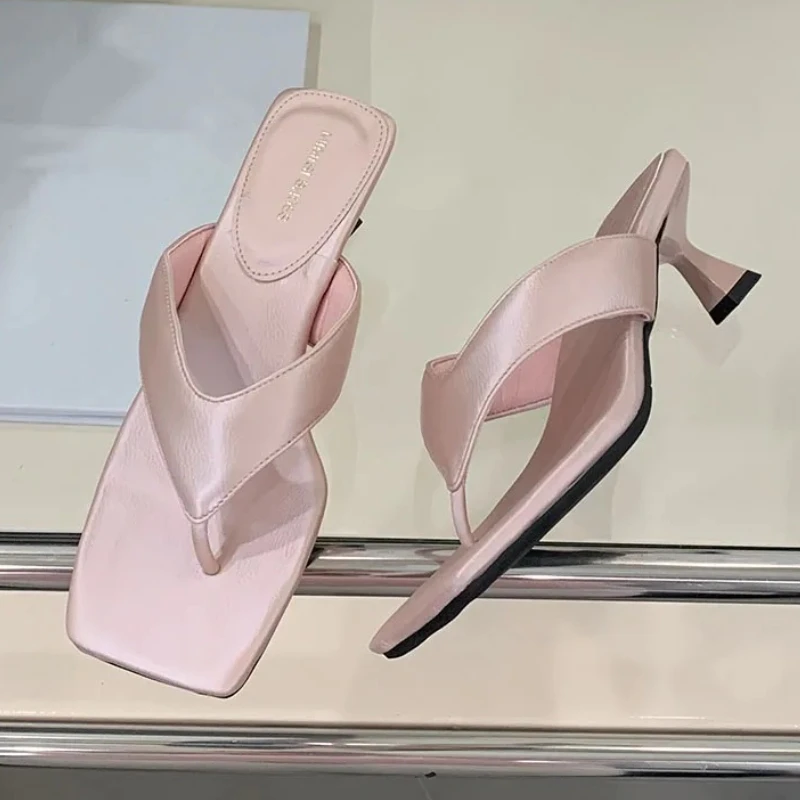 

Новые летние шлепанцы с квадратным носком, женские брендовые модные лаконичные шлепанцы на низком каблуке, женские удобные повседневные пляжные тапочки, обувь