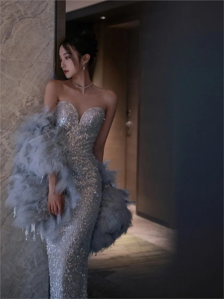 A shawl for toasting elegant and luxurious fish-tail dress banquets