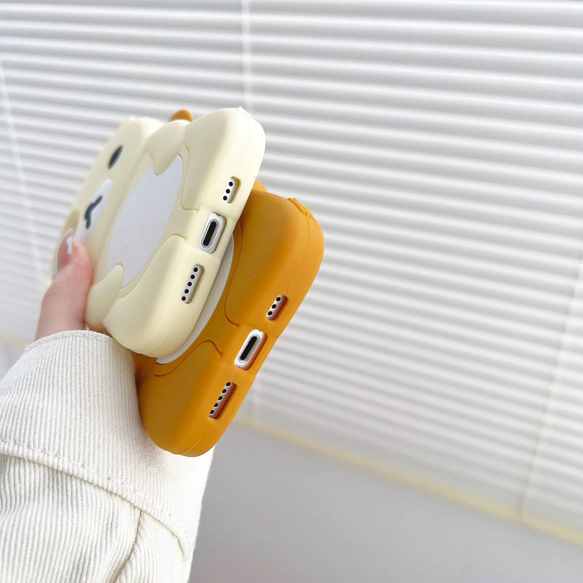 Rilakkuma Bär Silikon-Schutzhülle für iPhone 17, 16, 15, 14, 13, 12, 11 Pro Max, Mini Plus, XS, XR, 6, 7, 8 Plus_voghion.com