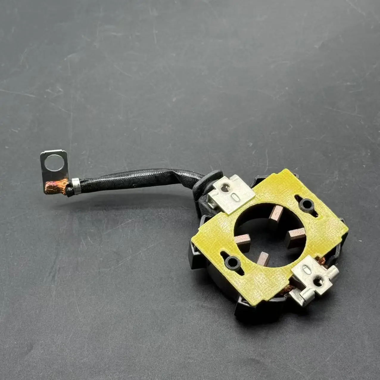 

Держатель угольных щеток стартера для Mazda M6 323 626 Mondeo Focus Mitsubishi