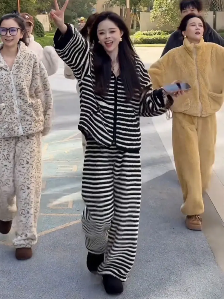 

Утепленный двусторонний комплект пижамы из кораллового флиса для женщин: повседневная плюшевая домашняя одежда, новый зимний стиль с полосатым узором