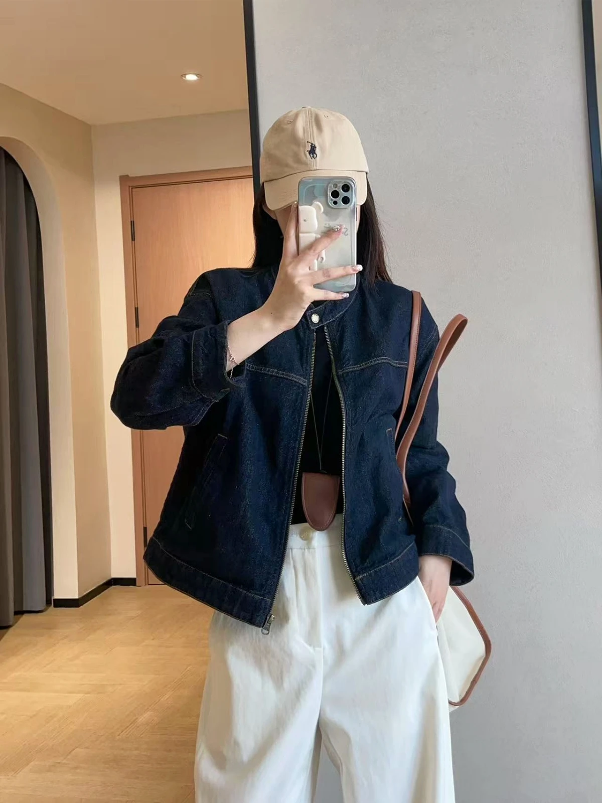 

Джинсовая куртка WTHEONE с цветным тканым узором, спущенными плечами, приталенным силуэтом, воротником-стойкой, на молнии, с длинными рукавами, из хлопка.