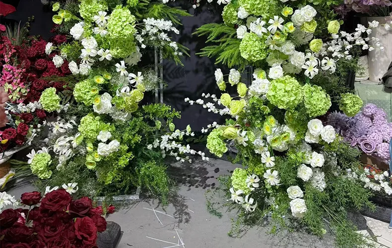 Künstlicher grün-weißer Blumenbogen aus Ochsenhörnern, Hintergrund für Hochzeitszeremonien, gewölbter Blumenrahmen, Arrangement für Party- und Eventdekoration. – Detail 8