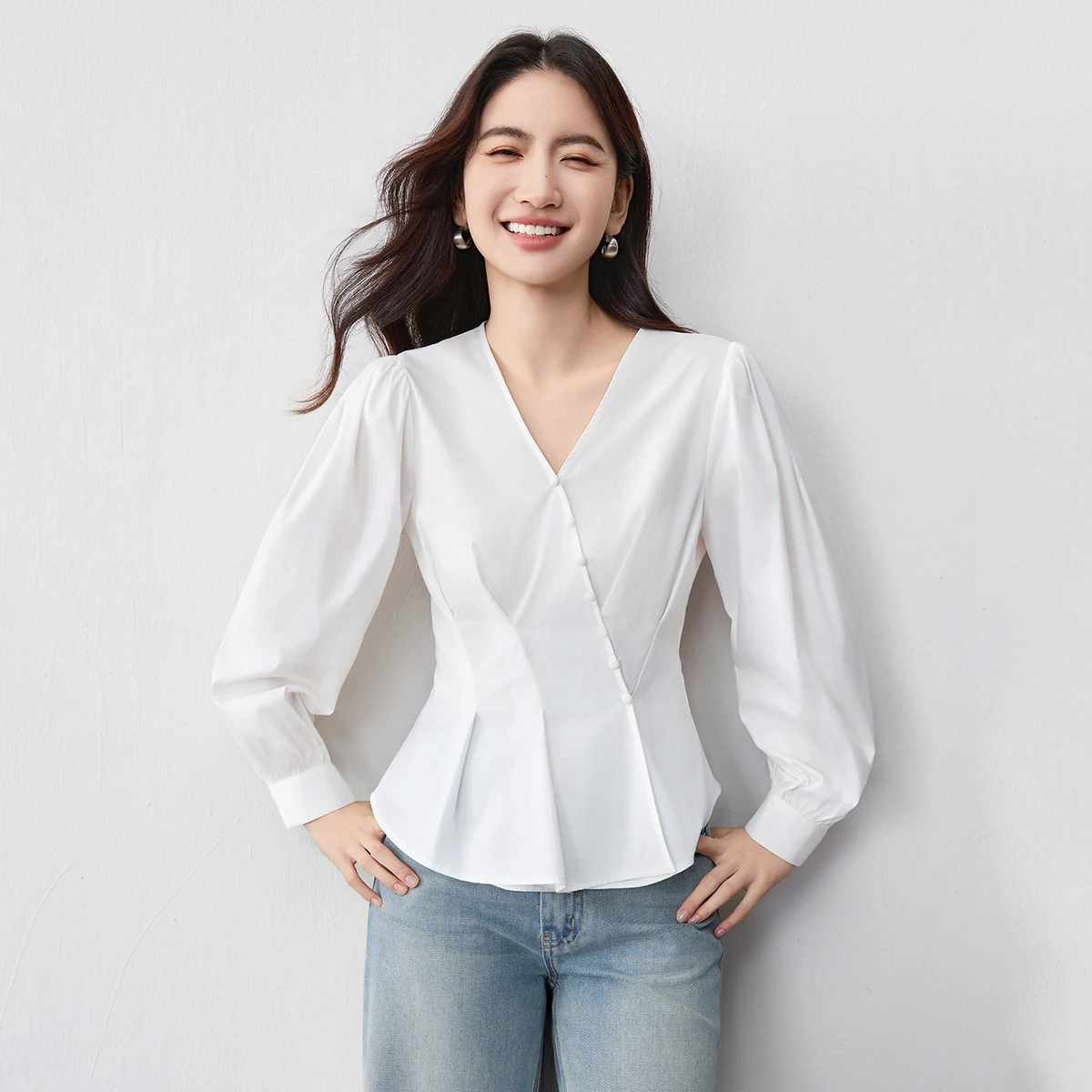 

Женская приталенная рубашка SENTUBILA, новинка весны 2026, однотонная, с плиссированным дизайном, V-образным вырезом, длинными рукавами, на скрытых пуговицах, W53CA2517