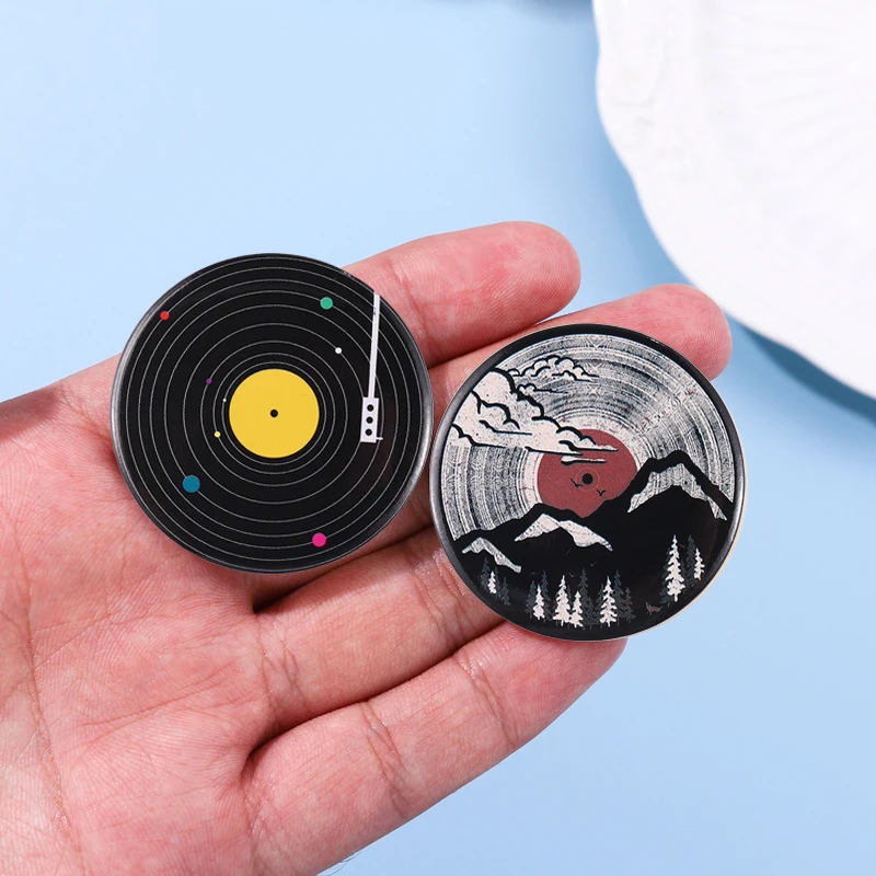 In bianco e nero serie di banda stagnata Soft Button Pin Cosmic RecordPlayer LOOEDDIPER Badge collare spilla regalo in metallo per gioielli amici