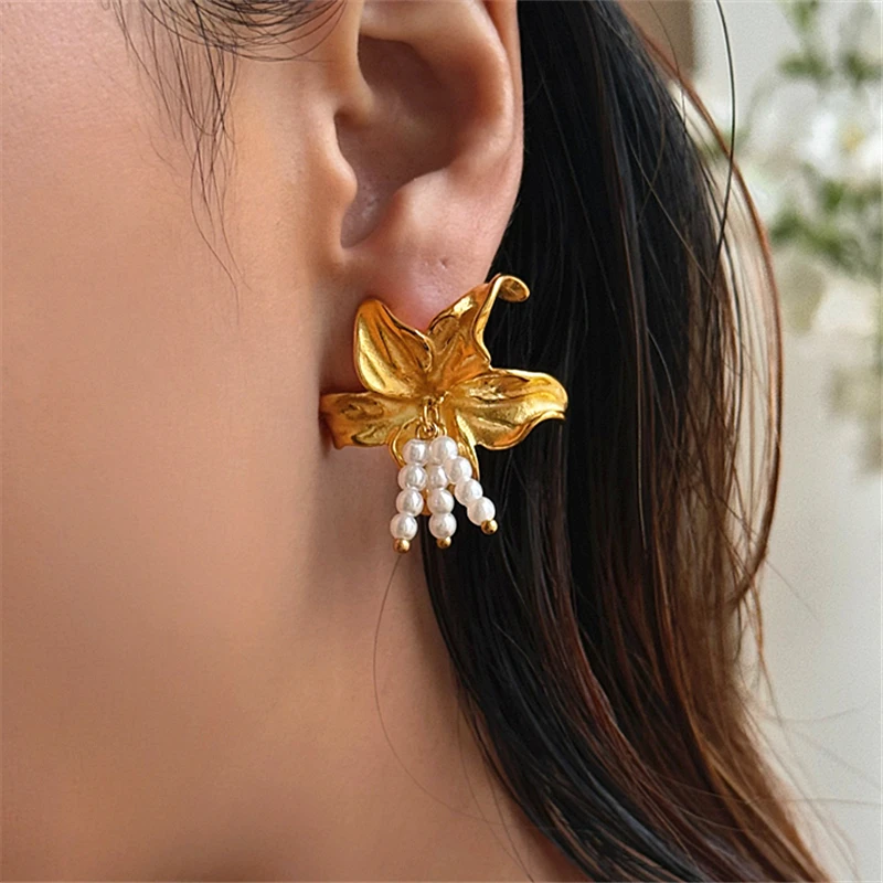 Pearl tassel flower earrings are fashionable, simple, retro, versatile, and geometric. They are beautiful jewelry earrings.