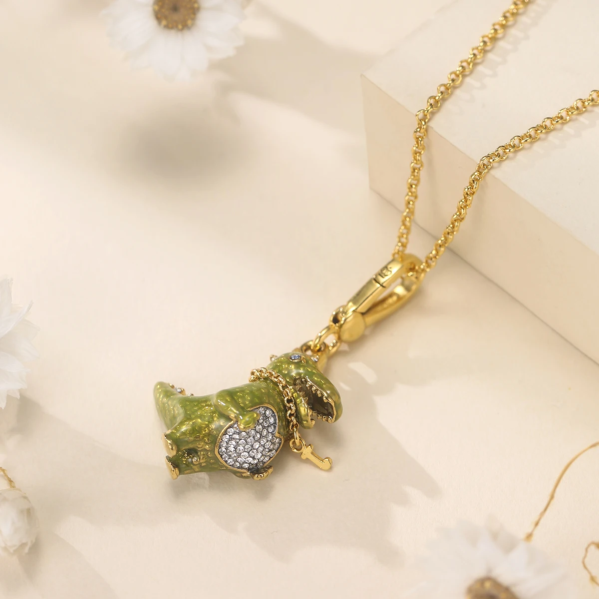 

1Pc Enameled Green Dinosaur Pendant, Diamond-encrusted Heart-Shaped Adorable Little Green Dragon,Bag Charm,Keychain,Necklace