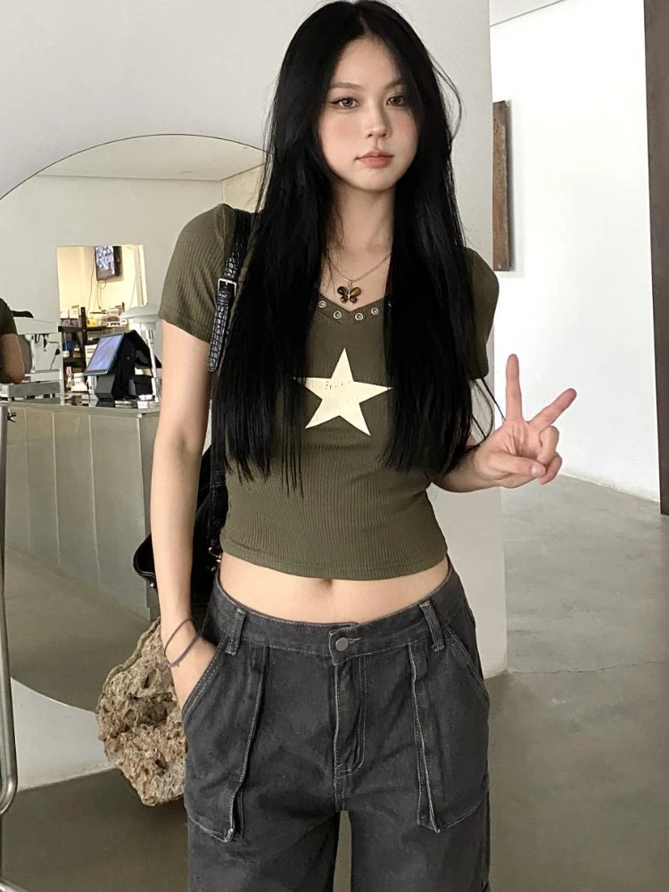 تي شيرت نسائي أخضر عسكري بقلنسوة موضة صيفية أنيقة عتيقة ملابس شارع جامعية رائعة مطبوعة بنجوم هاراجوكو غير رسمية تناسب الجميع