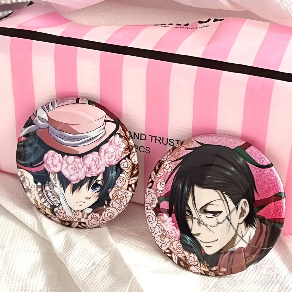 Черный дворецкий, розовые булавки, кавайная брошь, Сиэль Себастьян, коллекция товаров аниме, значок, сумка, орнамент, аксессуары с героями мультфильмов, подарок другу