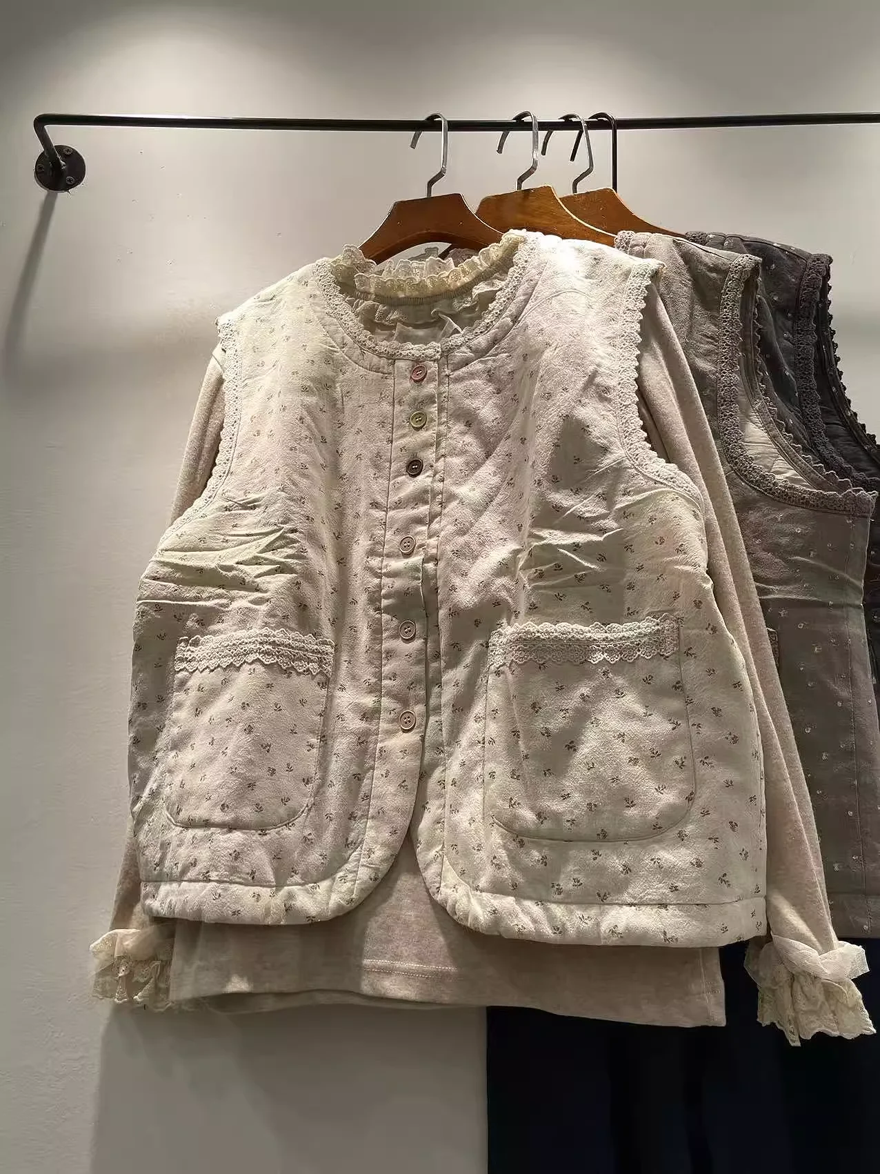 

Стиль Mori Girl, японская мода, хлопково-льняной стеганый жилет с принтом для женщин, зимняя милая кружевная вязаная крючком куртка без рукавов, пальто