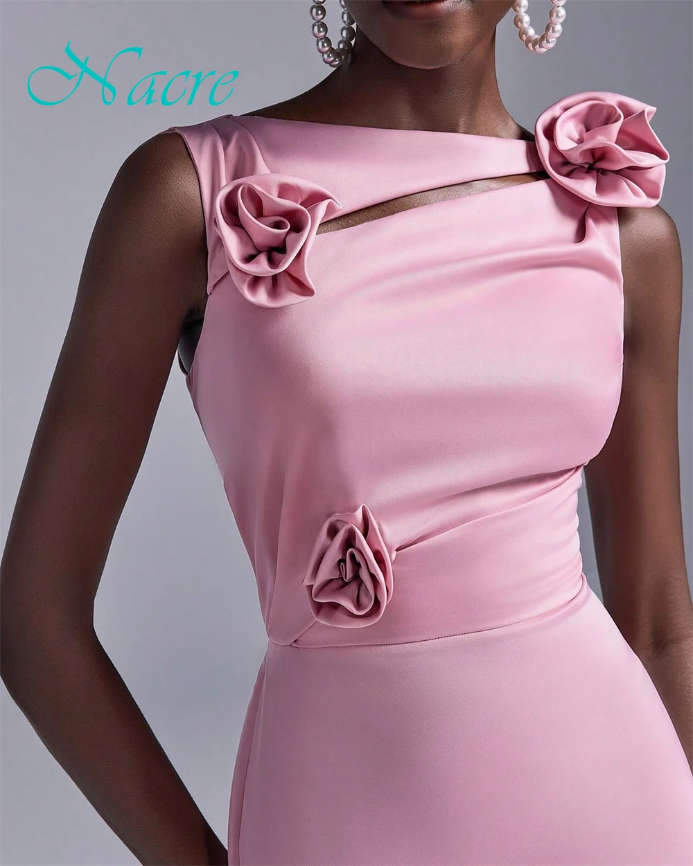 فستان سهرة رائع من الساتان مخصص برقبة قارب رقيقة فساتين لحضور الحفلات الموسيقية بدون أكمام زهور مناسبة خاصة