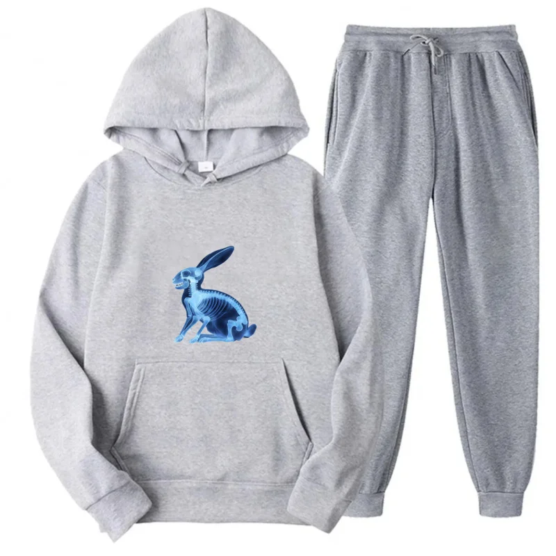 

Серый комплект с капюшоном + узор с принтом синего кролика и скелета