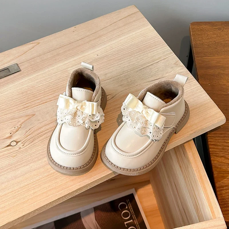 

Кожаная обувь для девочек, милые детские туфли принцессы на плоской подошве, замшевые теплые зимние туфли 2025 года, новая детская повседневная модная обувь с круглым носком, мягкие