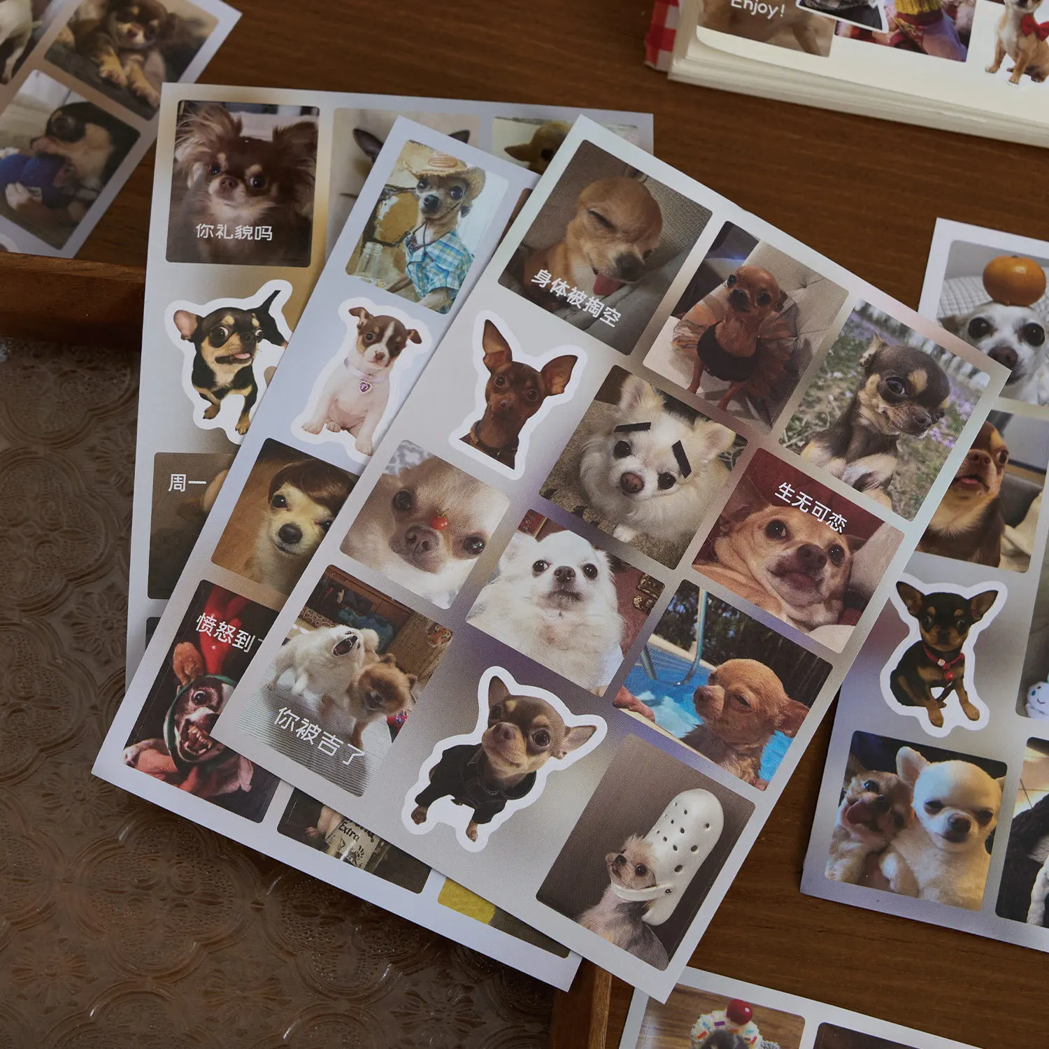 20 Blatt Vintage-Stickerbuch für süße Hunde und Haustiere, Retro-Illustrationen von Pudeln und Beagles in klassischen Outfits, selbstklebend