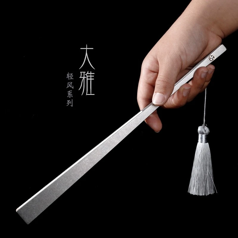 Abanico plegable de aleación de titanio Daya de nueve pulgadas, artesanía antigua, portátil, papel Xuan, autodefensa, abanico de costilla de acero personalizado, comedor de carne
