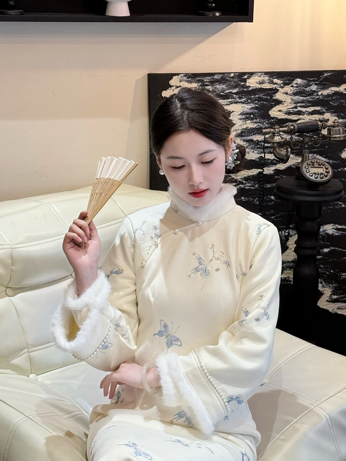 白い新中国風改良チャイナドレス刺繍フリースハイカラー長袖ミッドレングスガウン暖かいエレガントな国民風ドレス