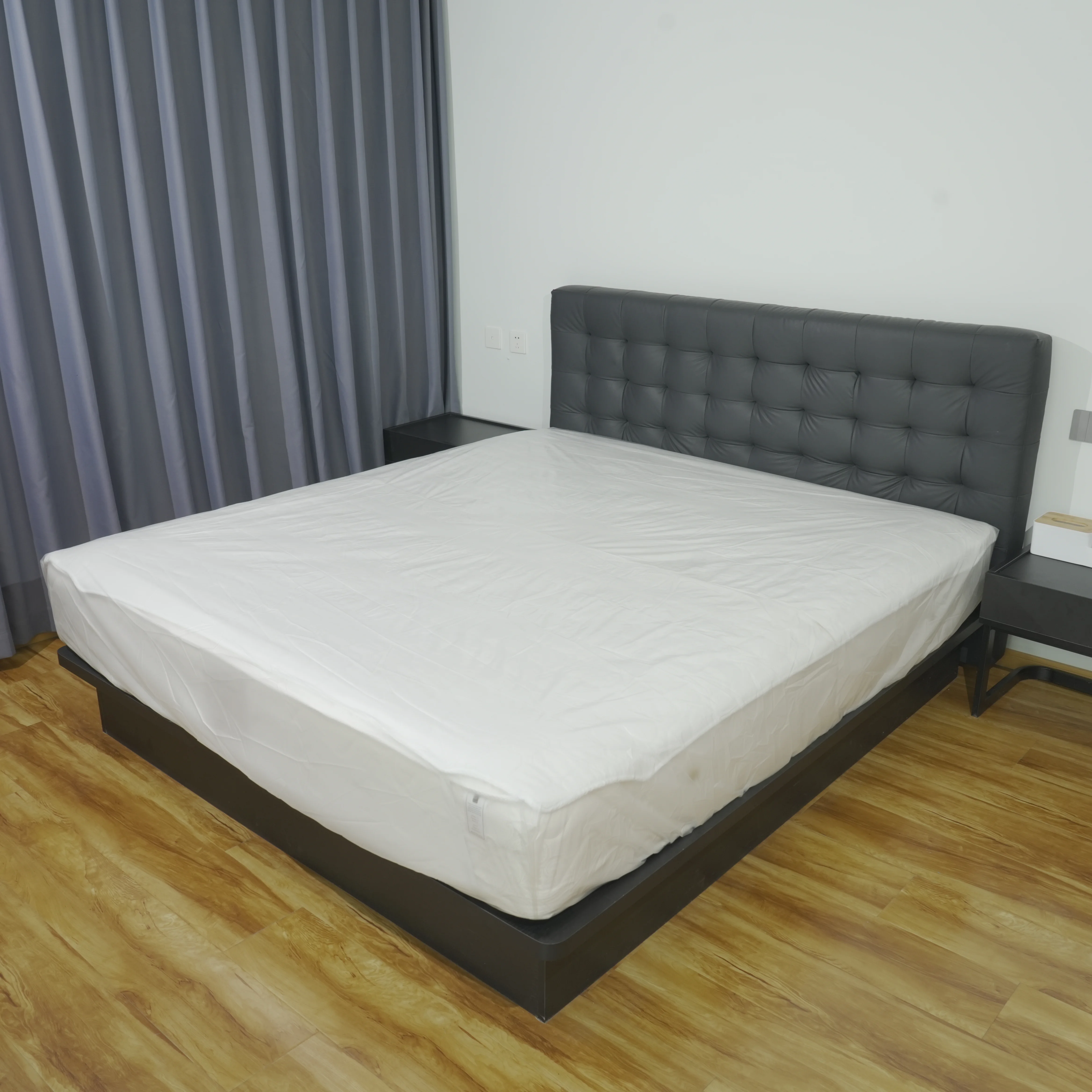 

TPU semi-transparent waterproof bed cover - available in multiple sizes, machine washable, suitable for bedrooms and hotel use