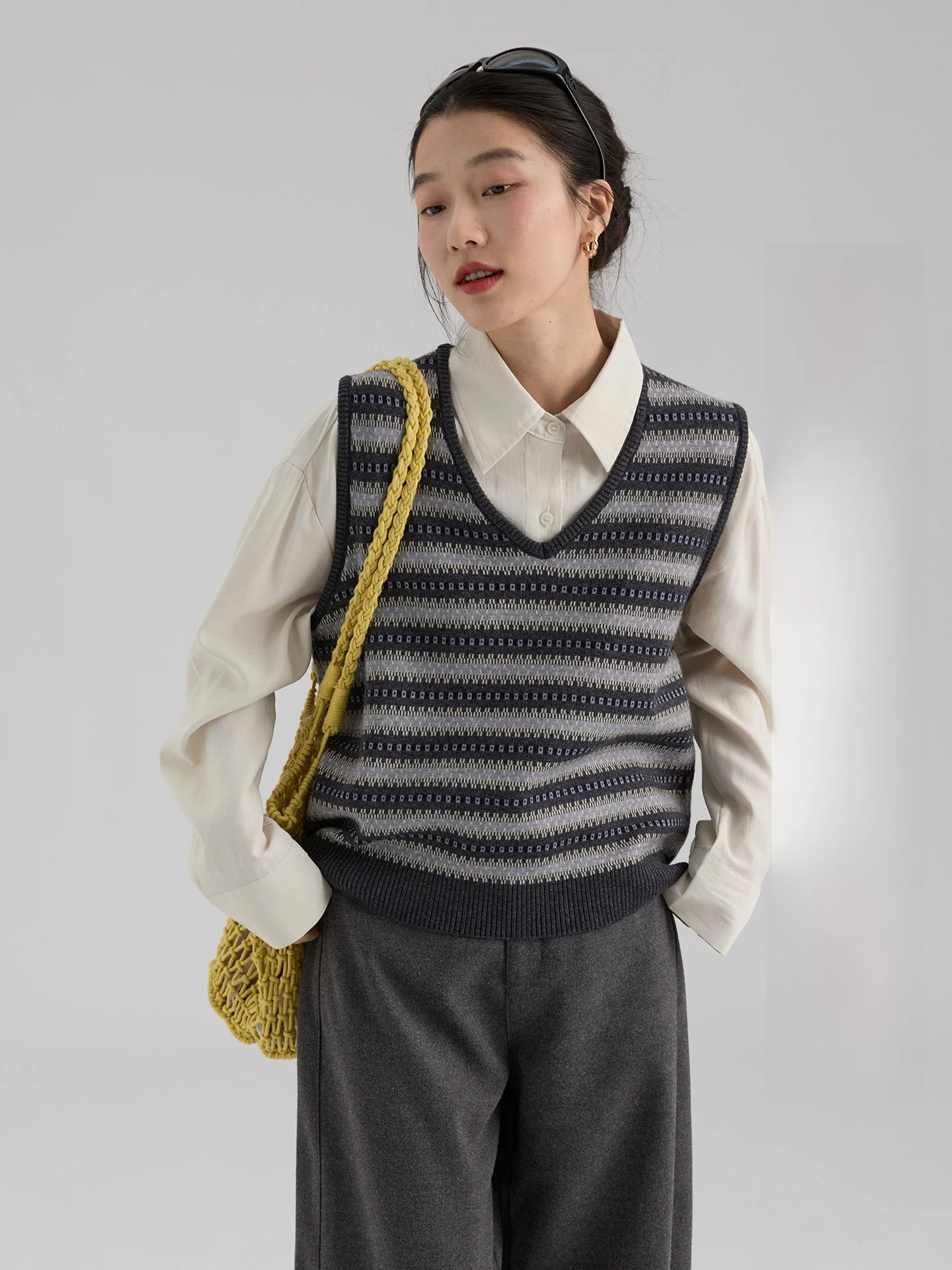 

Женский вязаный жилет из смесовой шерсти с V-образным вырезом, полосатый, для многослойного ношения, весна-осень, новинка Sle Dwind2026, для повседневной носки, корейская версия