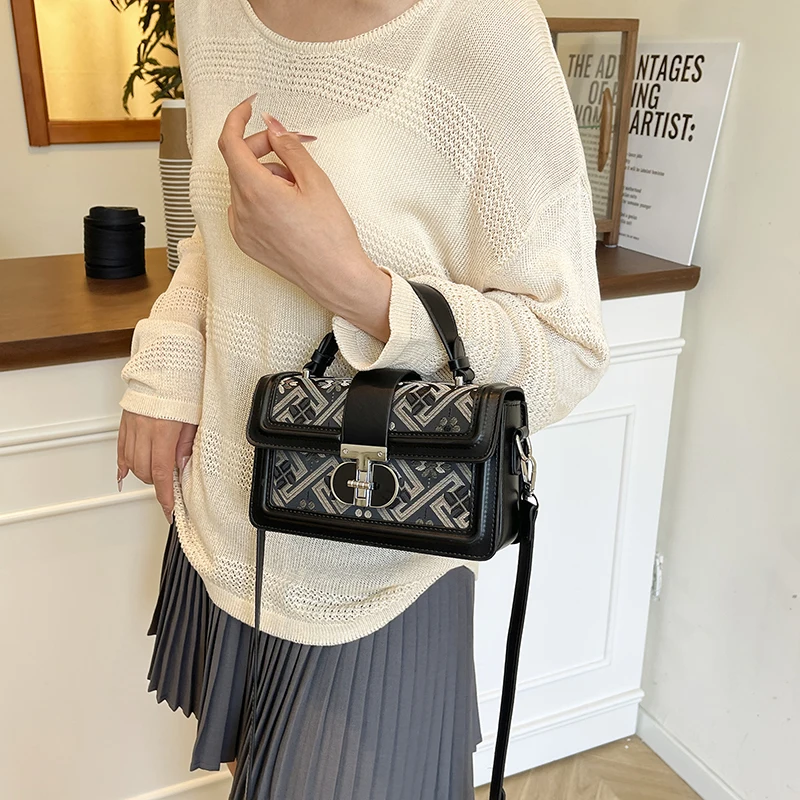 

Trendy Casual Crossbody Purse Bag For Women Daily Outing With Messenger Style And Simple Solid Color