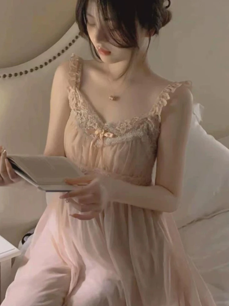 قميص نوم نسائي صيفي مثير جديد 2025 بتصميم راقٍ مزين بالدانتيل وحمالات رفيعة، ملابس منزلية أنيقة