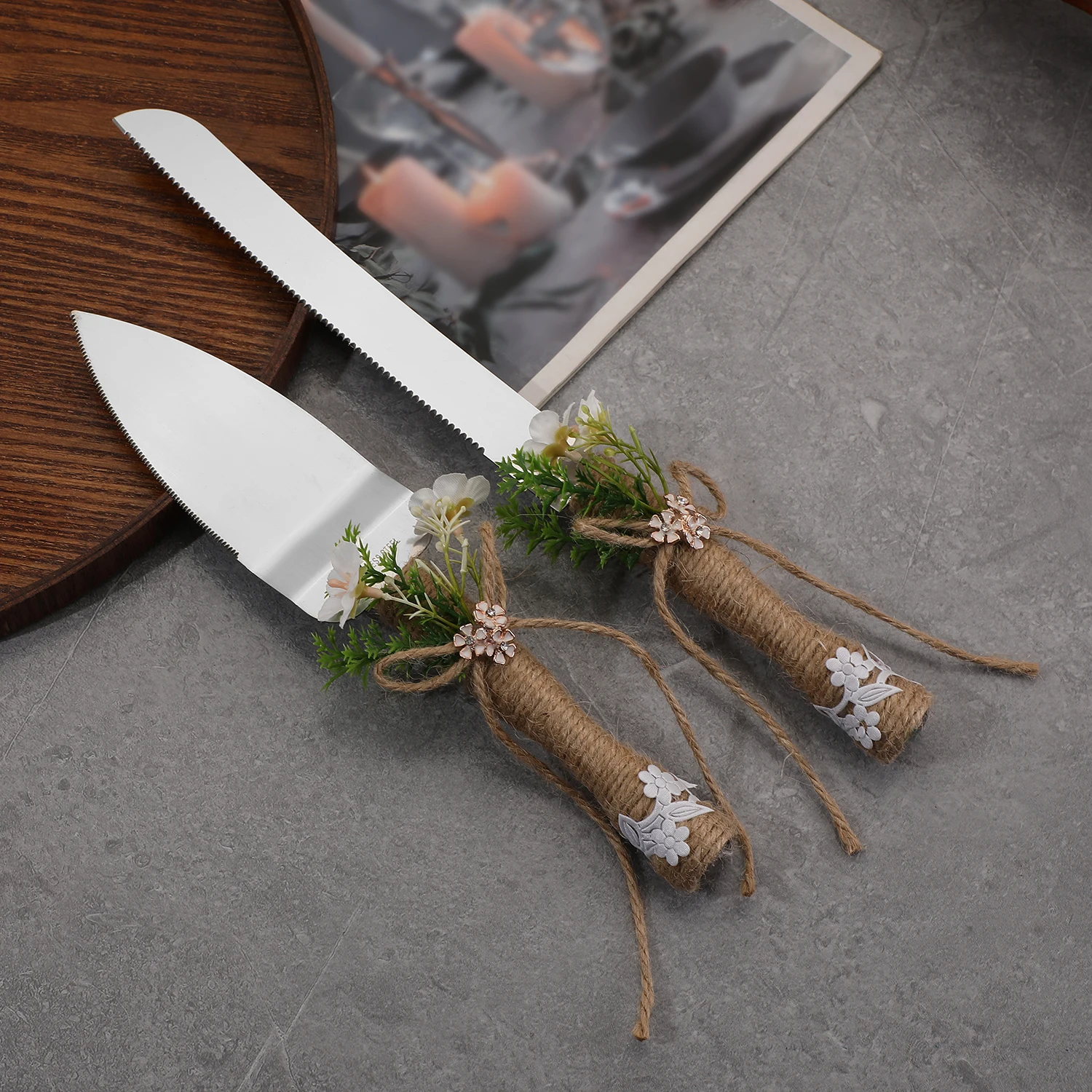

Four-piece set of baking tools for champagne cups and cakes decorated with flowers makes the wedding atmosphere full of essentia