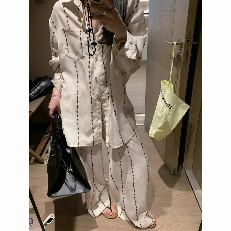 

Женский бежево-черный комплект из двух предметов с абстрактным принтом: рубашка с длинным рукавом и брюки с широкими штанинами для повседневной носки и отдыха