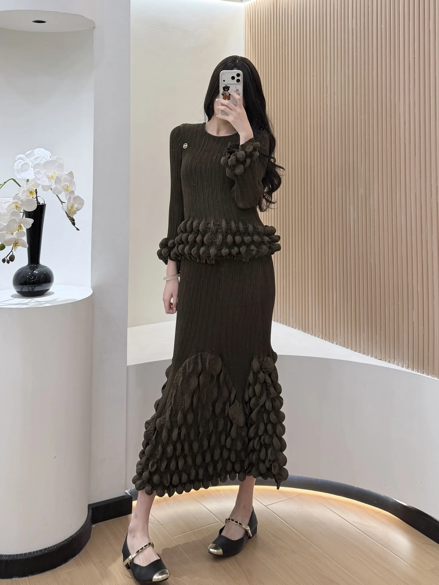 Conjunto de 2 Piezas para Mujer, Top de Manga Larga con Cuello Redondo y Pliegues en Color Marrón Oscuro con Decoración de Burbujas y Falda de Sirena, Elegante y Moderno para Uso Diario 2025