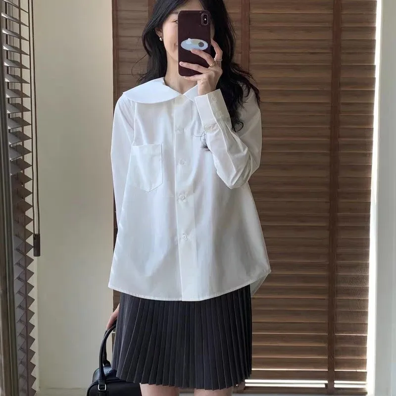 เสื้อเชิ้ตแขนยาวทรงเข้ารูป คอทรงกลม สีพื้น แต่งกระเป๋าเสื้อ แฟชั่นผู้หญิง ฤดูใบไม้ผลิ/ฤดูร้อน 2025