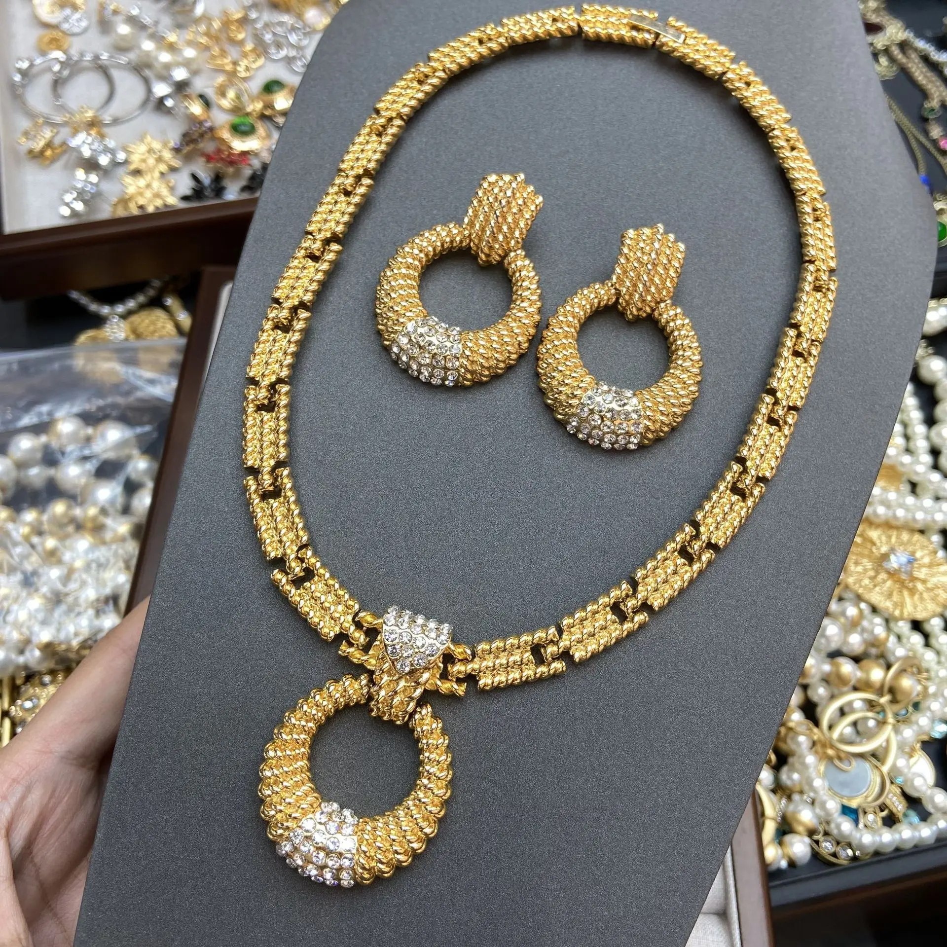 

Модные тенденции, медное 18-каратное золото, ожерелье, серьги, комплект ювелирных изделий с кристаллами, женские аксессуары, комплект из двух предметов, высокое качество