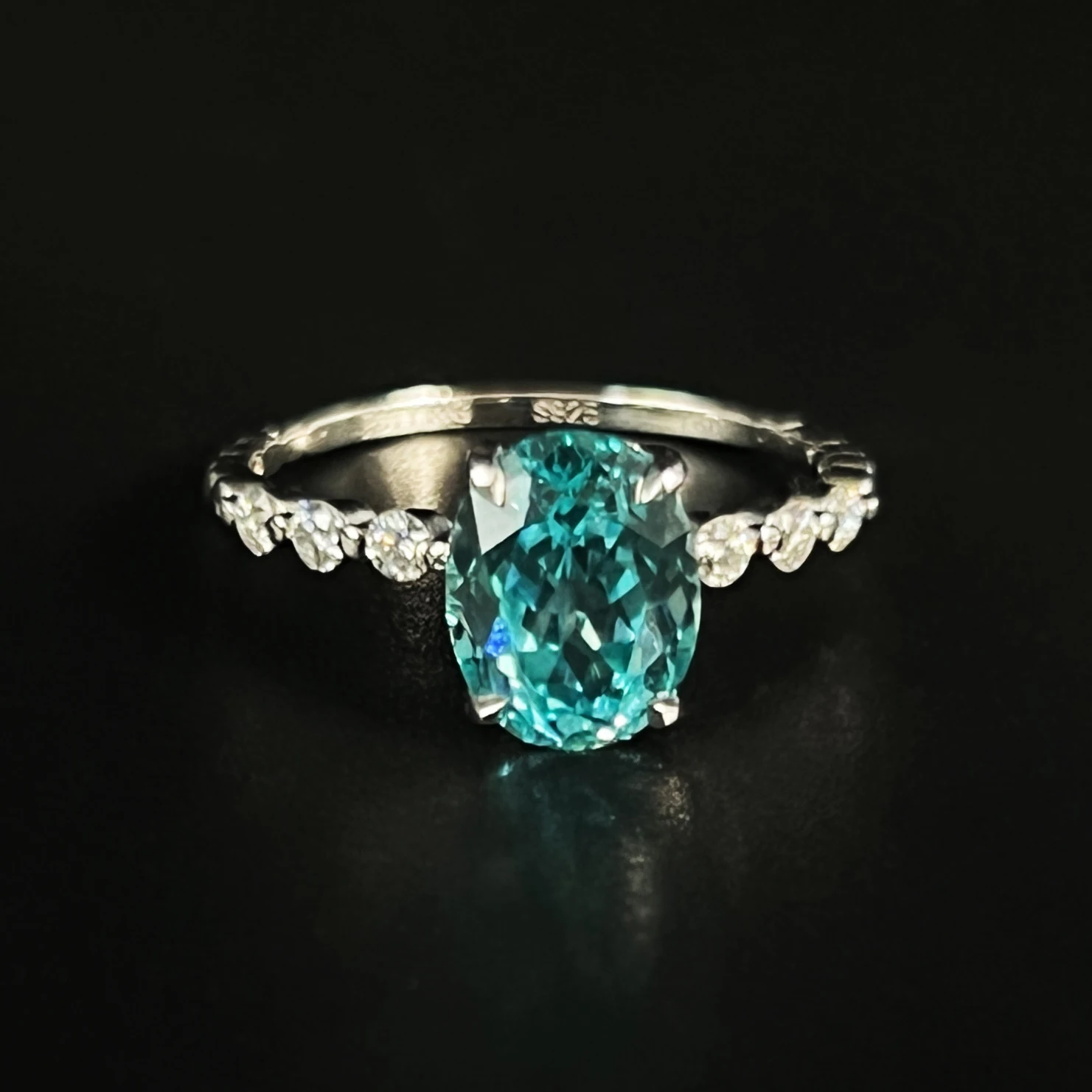 

Кольцо из стерлингового серебра S925 с культивированным камнем Параиба 2,5 карата и вставкой из муассанита.