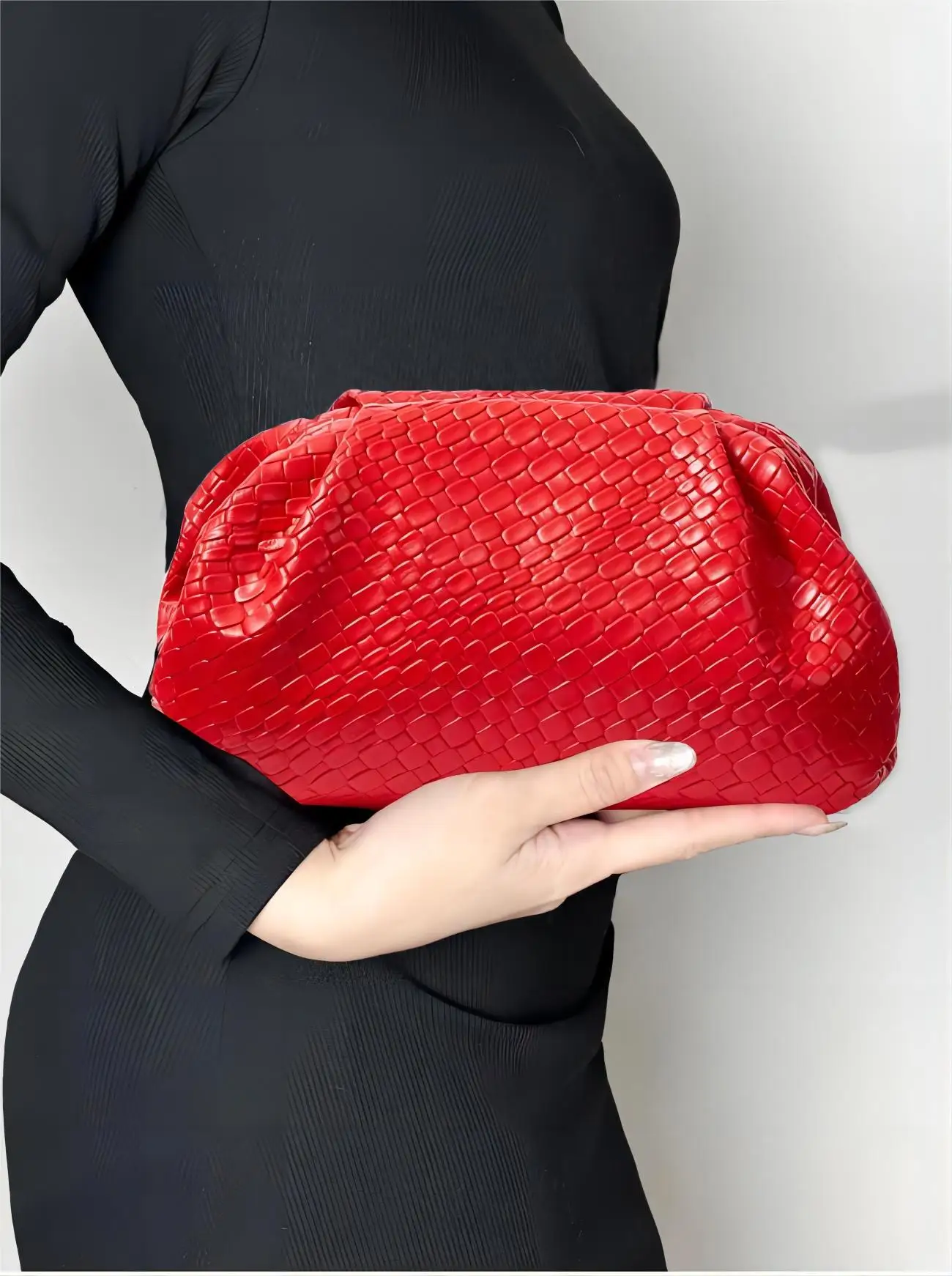 High end retro fashion embossed woven handbag, lightweight and large capacity, suitable for dates, weddings, and banquets