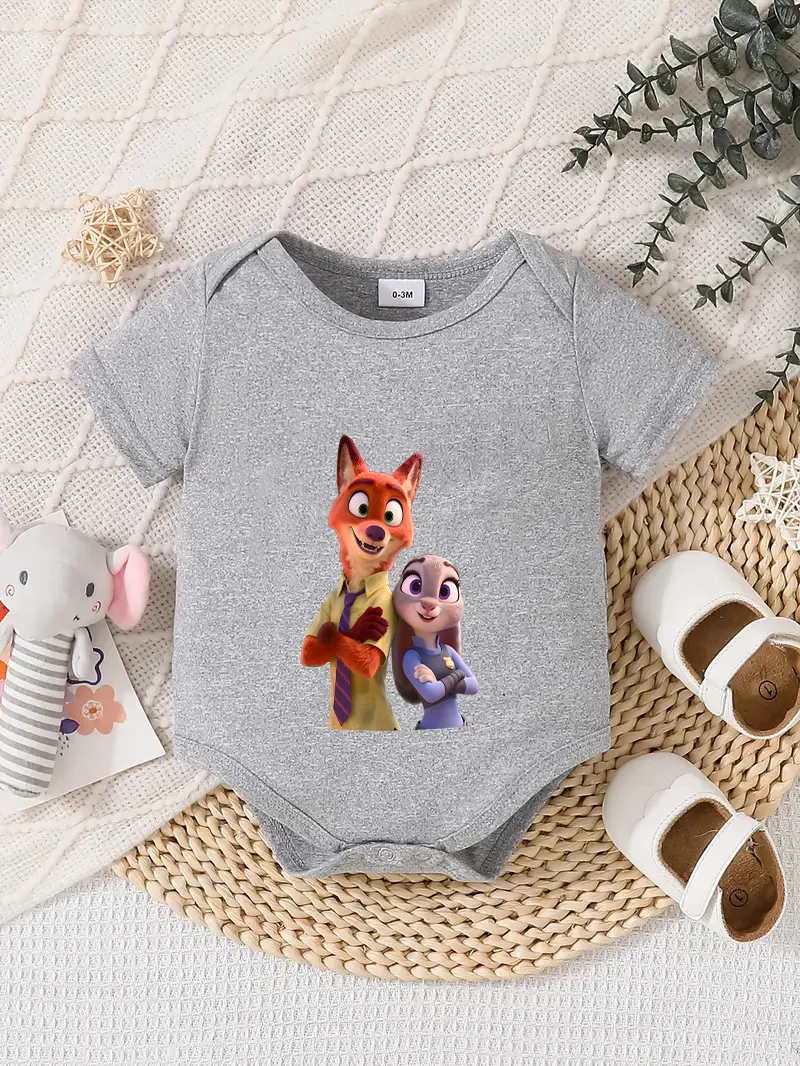 

Официально лицензированный детский комбинезон-треугольник Disney "Nick & Judy" | Нежная и уютная ткань, культовый принт с изображением лисы и кролика