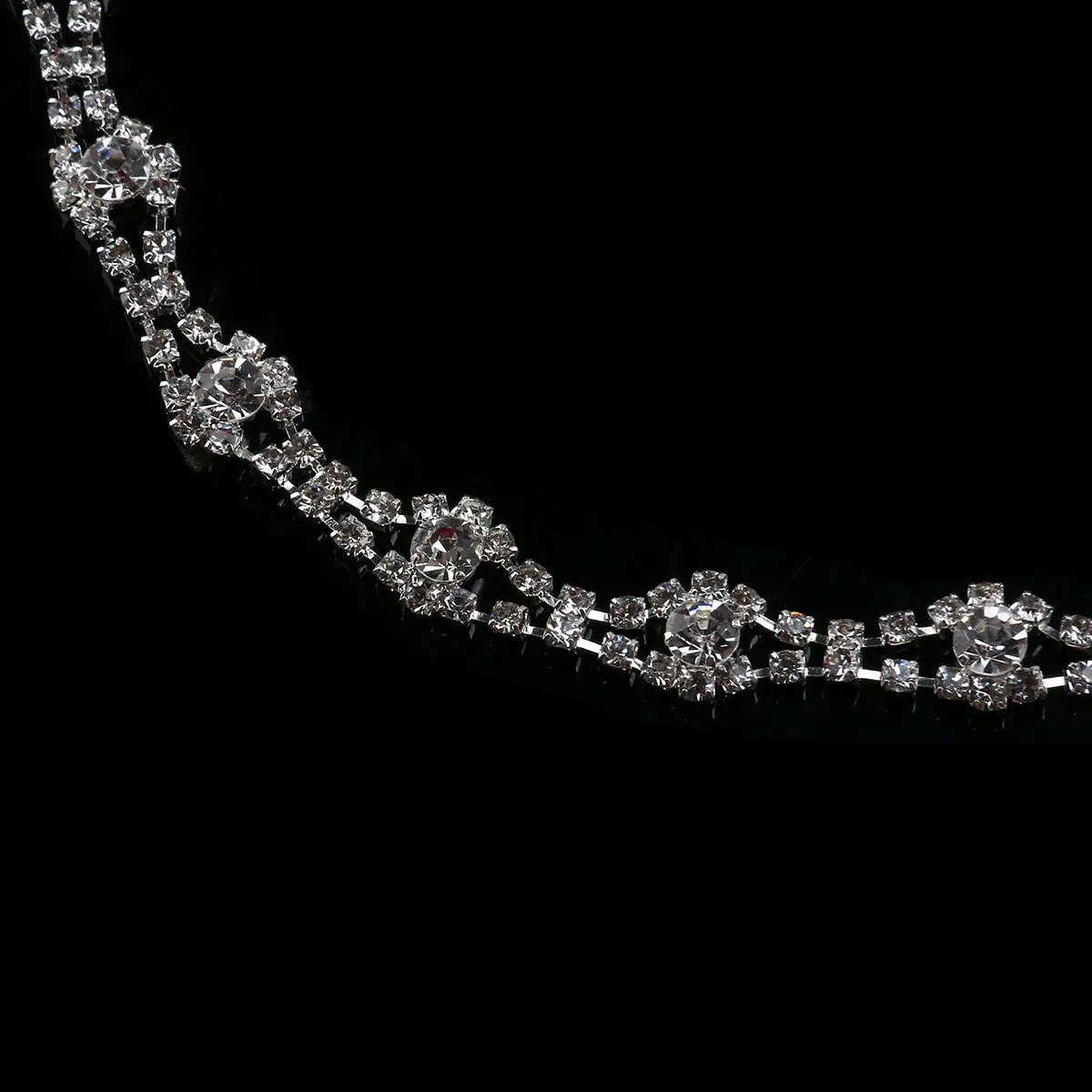 

Элегантная серебряная повязка для волос со стразами, 30 см, из сплава, женский головной убор, гибкий дизайн с ромбовидным узором, украшенный стразами, для свадьбы, помолвки, выпускного вечера