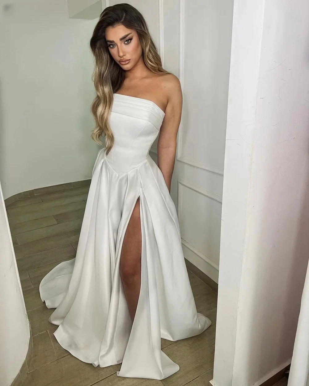 ปรับแต่งวัดซาตินชุดแต่งงานที่ไม่มีสายหนังสายด้านข้าง Sweap Train ชุดเจ้าสาวผู้หญิง Simple Classy Maxi Charming