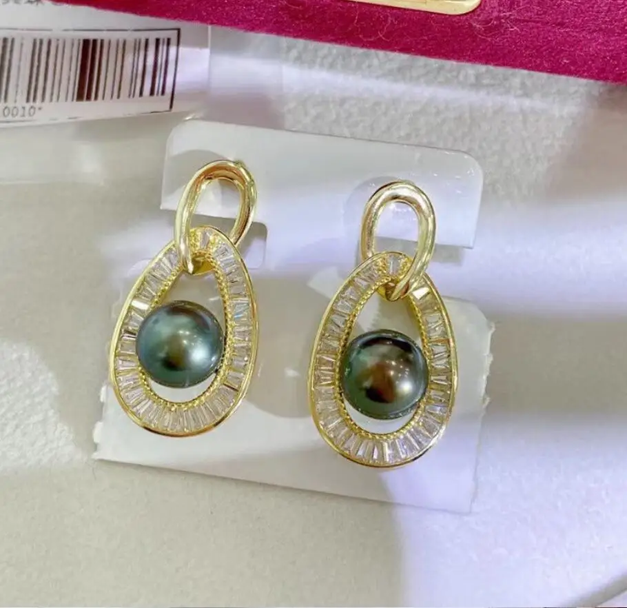 

потрясающая пара круглых сережек с натуральным черным жемчугом Южных морей диаметром 8–9 мм, 925 пробы.