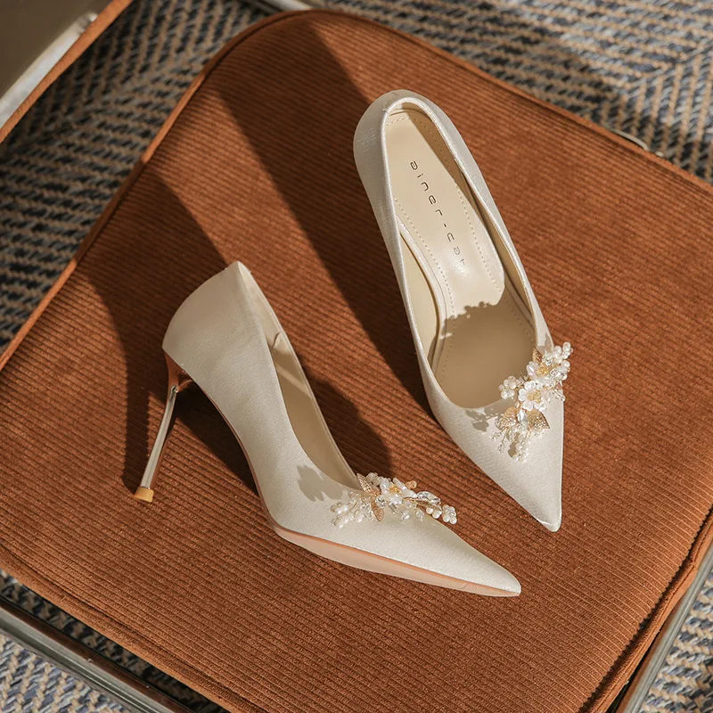 

Туфли Bloomsteps на тонком каблуке с неглубоким вырезом, подходят как для классических, так и для современных свадебных платьев. Свадебные туфли для невесты.