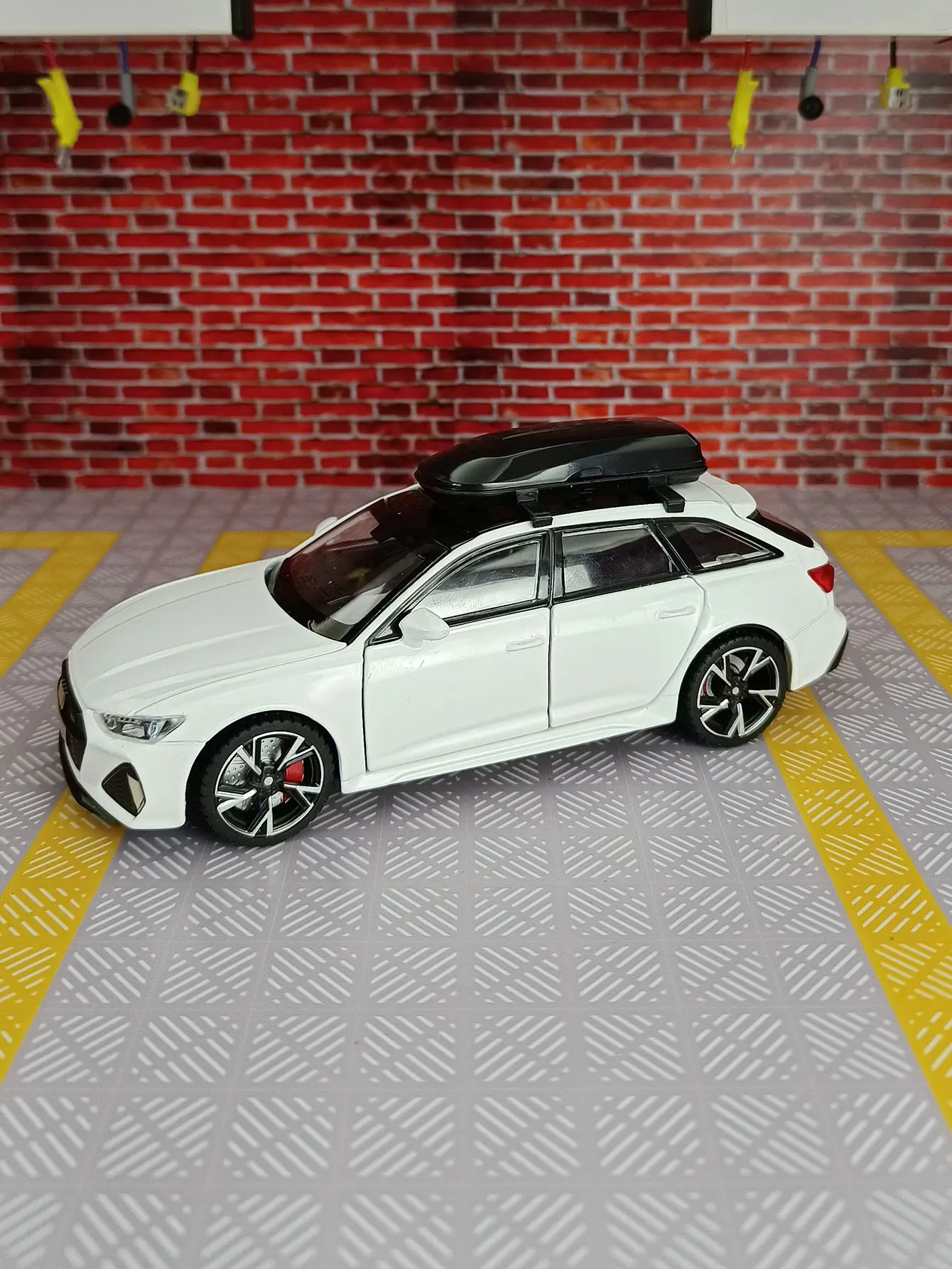 

Модель автомобиля из сплава RS6 1:32, акустооптическая откатная детская игрушечная дверь и багажник капота, может открыть тонкое качество изготовления.