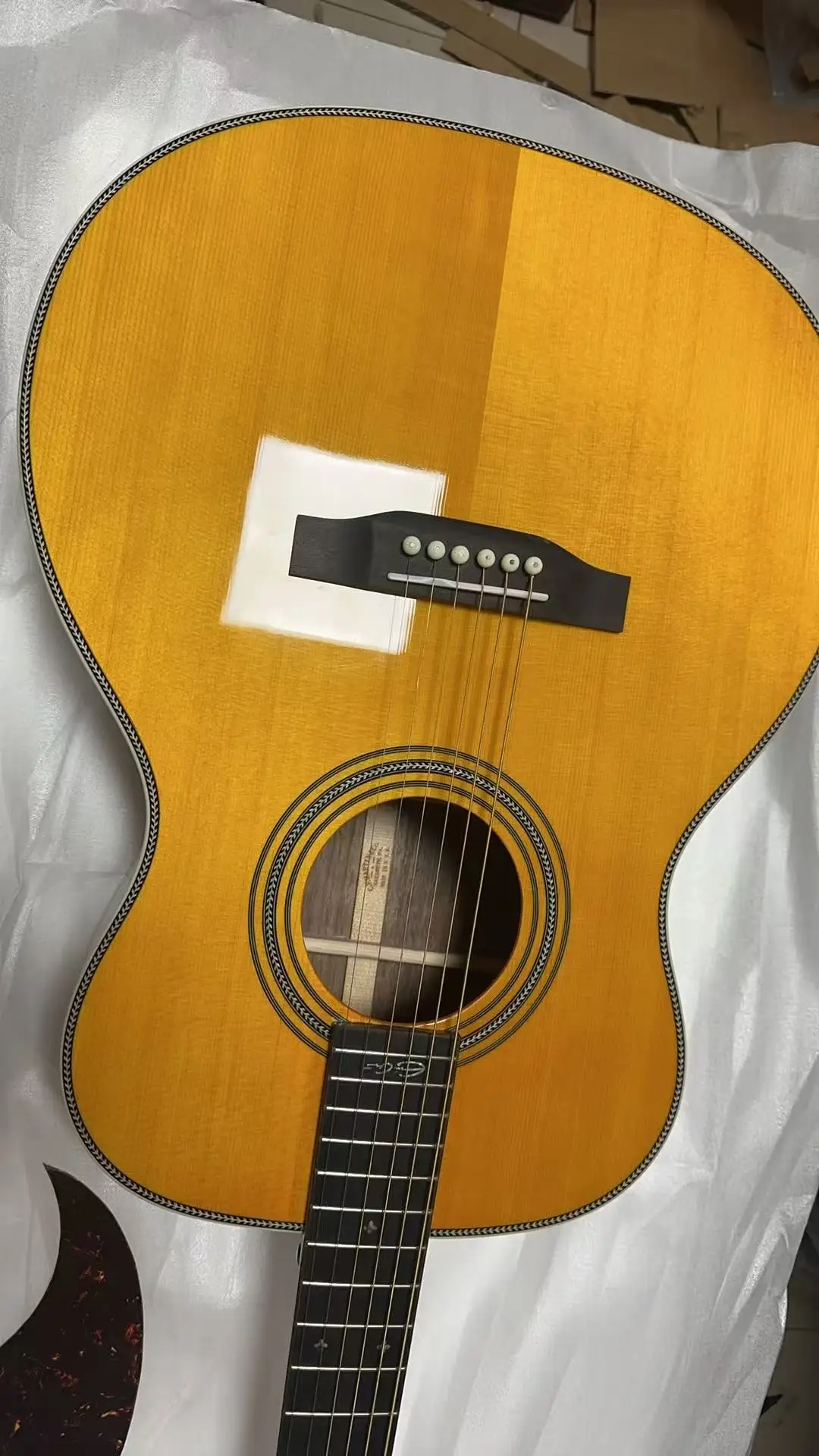 

Гитара акустическая модель 2026 hot 000 28 EC, с цельной еловой верхней декой, задней и боковыми частями из ламинированного палисандра.