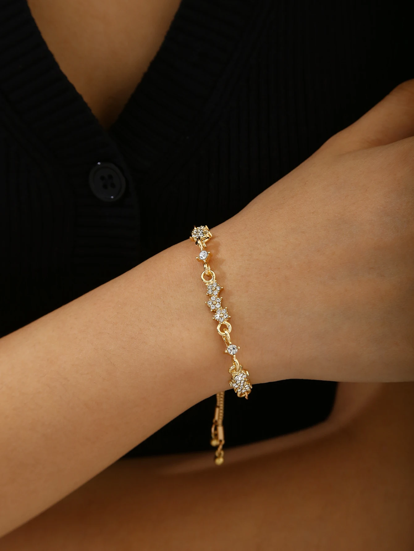 Stylish, Elegant, And Sophisticated: Women'S Extendable Stainless Steel Bracelet With 18K Gold-Plated Diamonds And Floral Motifs