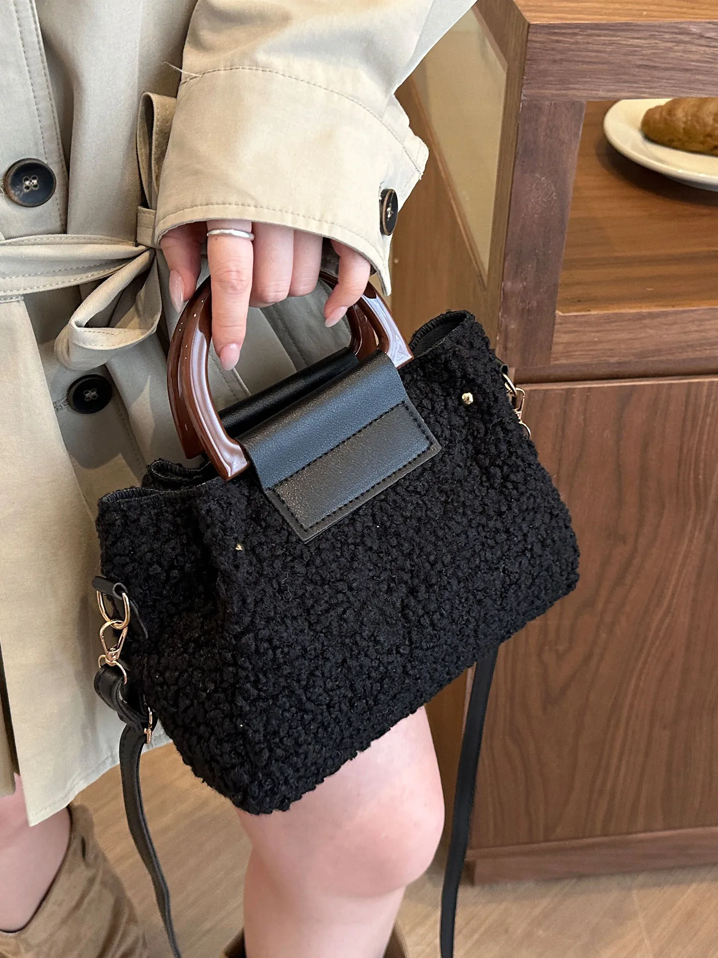 

2025 Новая женская маленькая квадратная сумка из искусственной овечьей шерсти, модная большая сумка, сумка через плечо, сумка Boston, пригородная сумка через плечо